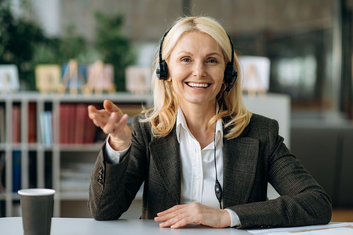 people-woman-headset-communication-office-video-ca-2WCPW58.jpg people-woman-headset-communication-office-video-ca-2WCPW58.jpg